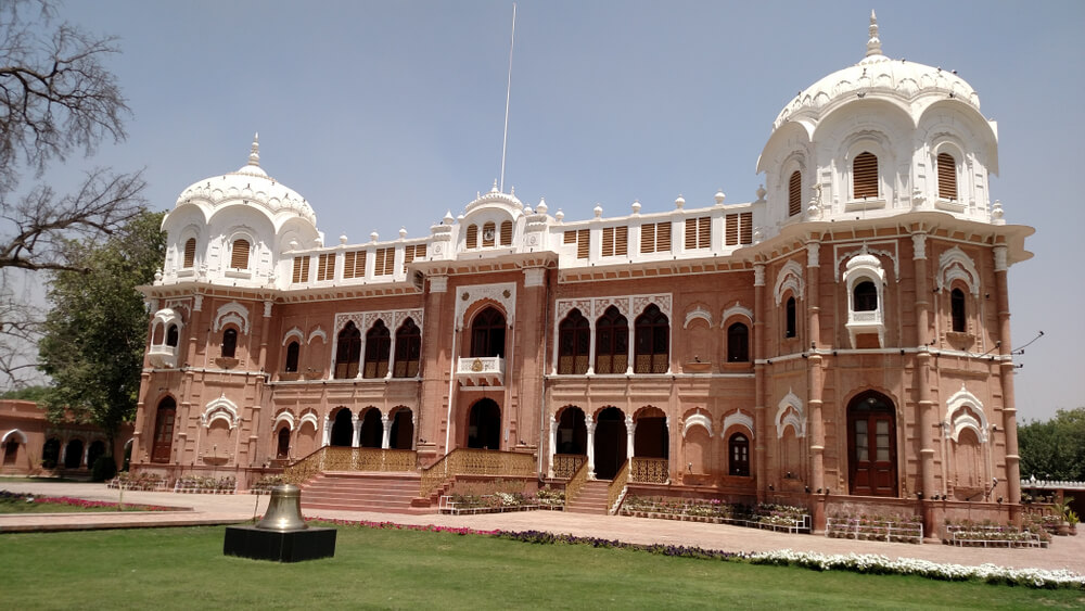 Front view of Darbar Mahal Fort in Pakistan