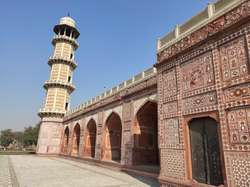 mosque at Jahangir Tomb
