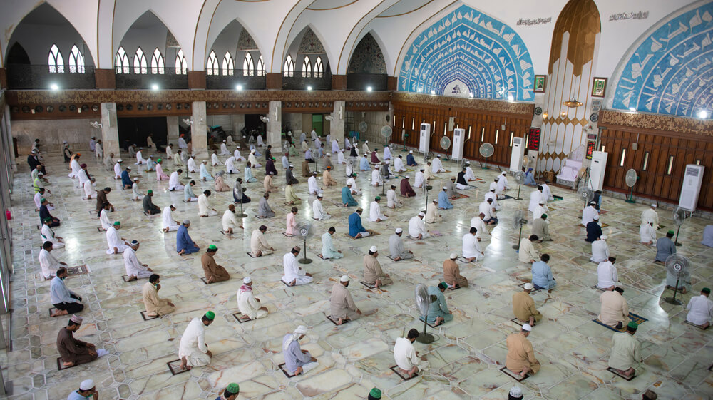 people praying at Data Darbar