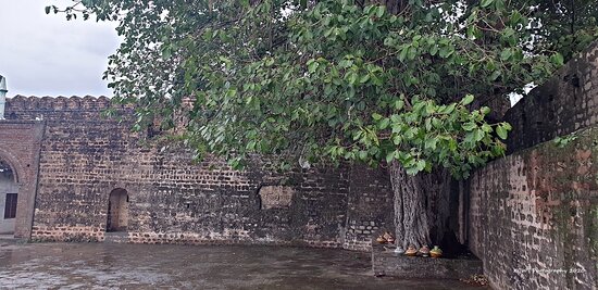 Outside area of the Sangni fort in pakistan 